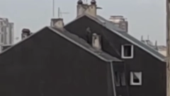 STRAŠAN PRIZOR U BEOGRADU Čovek šeta po krovu višespratnice, samo jedan korak ga deli od smrti (VIDEO)