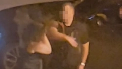 MUŠKARAC KRVNIČKI TUČE ŽENU U MLADENOVCU  Pogledajte snimak brutalnog nasilja nasred ulice (VIDEO)