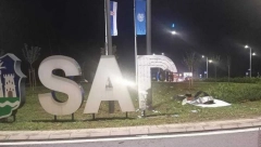 NOVI SAD OSTAO BEZ "D"Automobil proleteo kroz kružni tok i udario u svetleći natpis!