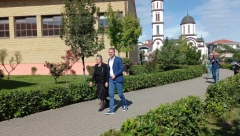 DRAŠKO STANIVUKOVIĆ SE U DRUŠTVU POSEBNE DAME POJAVIO NA GLASANJU Sve oči uprte u njegovu pratnju (FOTO)