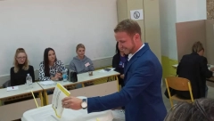 POZNATA ZVEZDA I STANIVUKOVIĆ ZAJEDNO Prisutni građani iznenađeni prisnim odnosom gradonačelnika i popularne pevačice (FOTO)