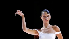 BELA HADID SE SKINULA GOLA NA MODNOJ PISTI U PARIZU: Slavna manekenka je polala jasnu poruku (VIDEO)