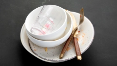 SLUŽE HRANU S ISTEKLIM ROKOM I U PRLJAVIM TANJIRIMA Kad vidite šta sve restorani rade zbog uštede, dobro ćete se zamisliti!