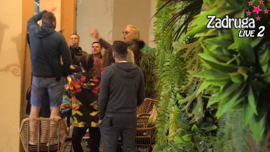 ZADRUGARI ZAIGRALI UZ NARODNJAKE Opustili se i počeli da lome čaše