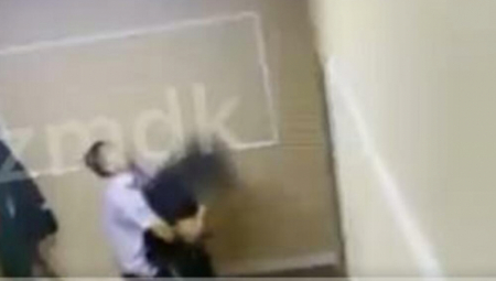 DOSTAVLJAČ UHVATIO ŽENU OTPOZADI, A ONDA SE POJAVIO MUŽ! (VIDEO)