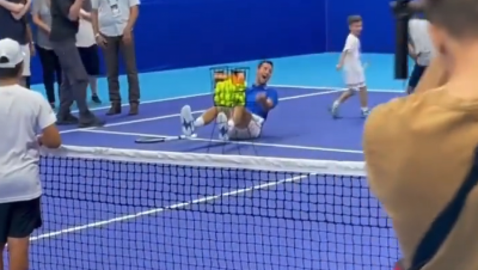 ŠTA SE OVO DOGODILO ĐOKOVIĆU? Novak je pao na pod, a ono što je klinac uradio ostavilo ga je u potpunom šoku (VIDEO)