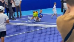 ŠTA SE OVO DOGODILO ĐOKOVIĆU? Novak je pao na pod, a ono što je klinac uradio ostavilo ga je u potpunom šoku (VIDEO)