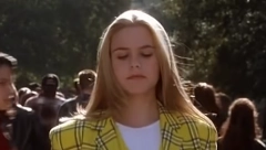 ŽVAĆE MU HRANU, KUPA SE I SPAVA SA NJIM, A ON IMA 13 GODINA Bizarnim odnosom sa sinom šokirala javnost