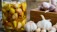 POMEŠAJTE MASLINOVO ULJE SA BELIM LUKOM I DOBIĆETE ČUDOTVORNI MELEM Rešite se bolova u zglobovima i ublažite reumu na prirodan način!