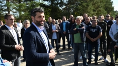 PUŠTENA U RAD NOVA VODOVODNA MREŽA U OBRENOVCU Gradonačelnik Šapić sa meštanima naselja Trstenica (FOTO)
