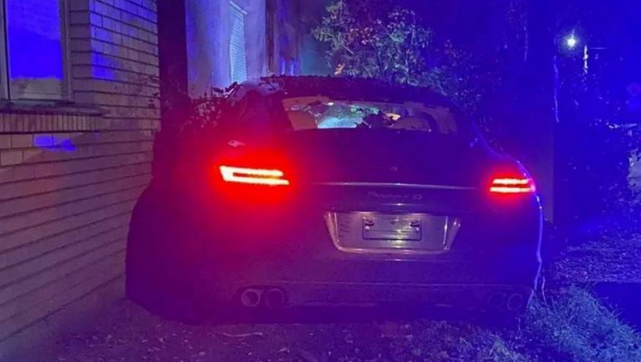 DRAMA U KIKINDI Zaleteo se automobilom u kuću, pa ostavio vozilo i pobegao! (FOTO)