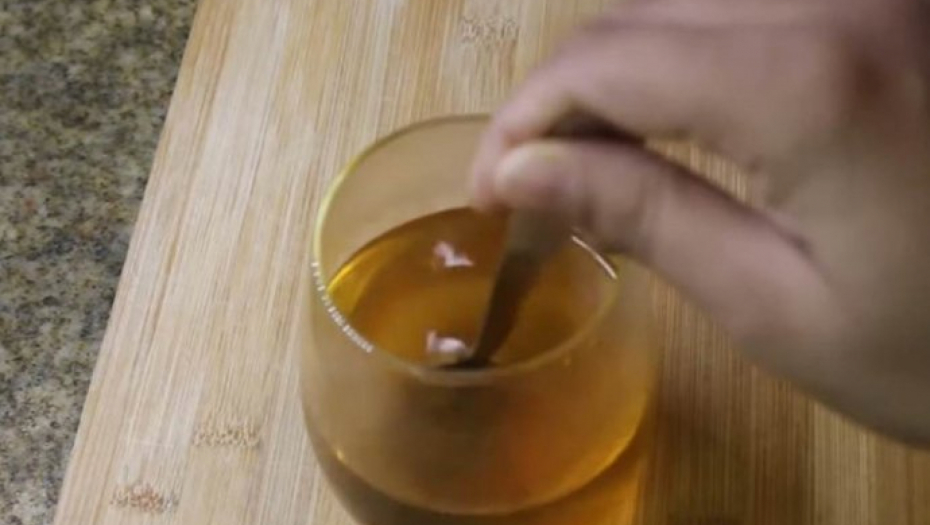 SKORO 4 KILOGRAMA ZA NEDELJU DANA Samo dodajte jedan sastojak u vodu, ne treba vam nikakva dijeta