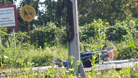 HOROR KOD ČAČKA Muškarac motorom preleteo preko rampe na pruzi i podleteo pod voz?! (FOTO)