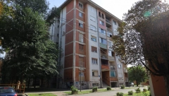 VRŠAC ZAVIJEN U CRNO Muk u zgradi u kojoj je monstrum udavio svoju ćerku Petru (2) (FOTO/VIDEO)