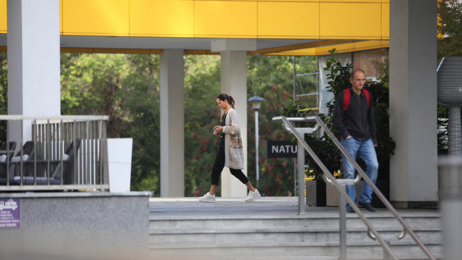 ALO! PAPARACO NA LICU MESTA Ana Ivanović kafeniše dok Bastijan dadilja (FOTO)