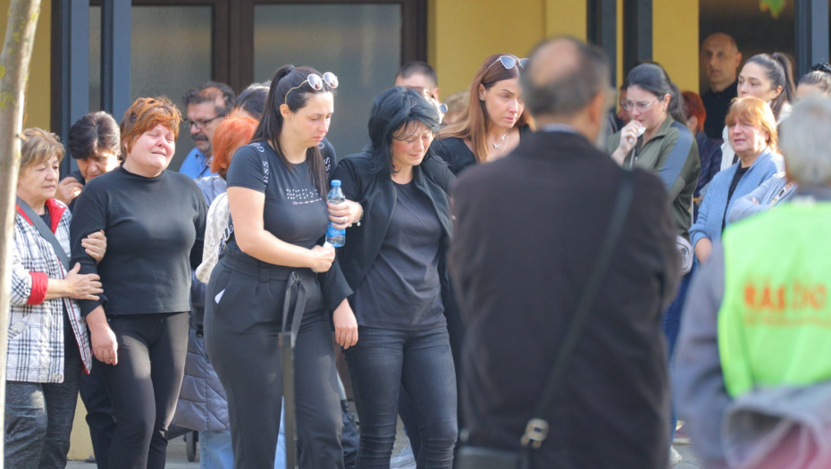 GRAĐANI VRŠCA BESNI ZBOG UBISTVA DEVOJČICE Protest kod Centra za socijalni rad, pokrenut postupak