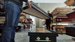 KAKO BOLESNO Papreno plaćaju da budu živi zakopani