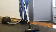 DOK JE PRAZNILA KESU USISIVAČA, SOBARICA PRONAŠLA PRSTEN OD 750 MILIONA EVRA Pošteno ga je vratila, a evo šta je dobila zauzvrat