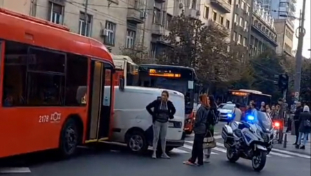 UŽAS U CENTRU BEOGRADA Trolejbus pokosio ženu kod Doma omladine, saobraćaj blokiran (FOTO)