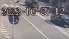 JEZIV SNIMAK NESREĆE U LESKOVCU Kolima pokosio dečaka (7) na raskrsnici, mališan leteo nekoliko metara i čudom preživeo! (VIDEO)