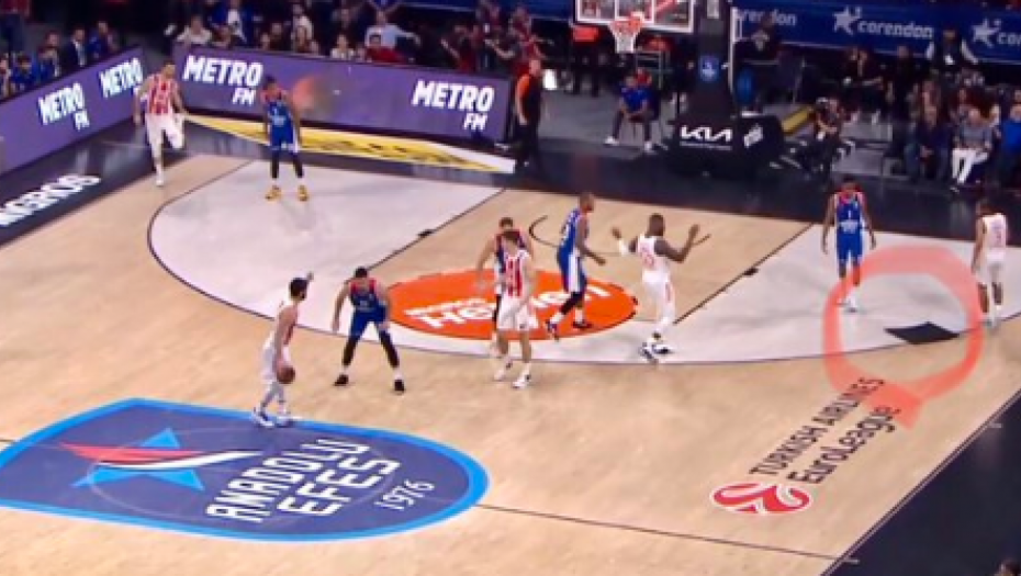 NEVEROVATNA SCENA U ISTANBULU Zvezdin meč prekinut, umalo da nastrada košarkaš crveno-belih