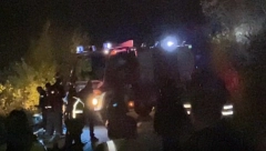 PRVE FOTOGRAFIJE NAKON JEZIVE NESREĆE Stradala majka, jedno dete izvučeno iz provalije, za dvoje se traga (FOTO)