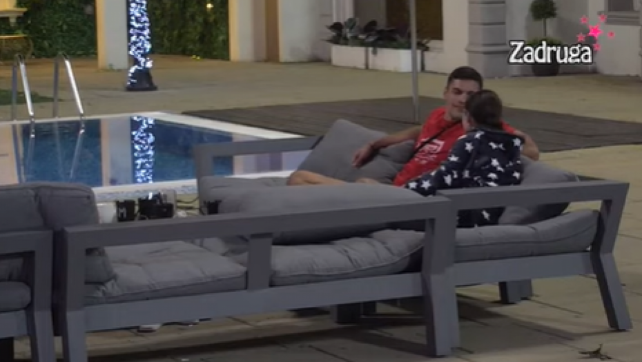 MORA DA JE LJUBAV Marko i Milica se osamili, upijali se pogledima, ne mogu da sakriju emocije