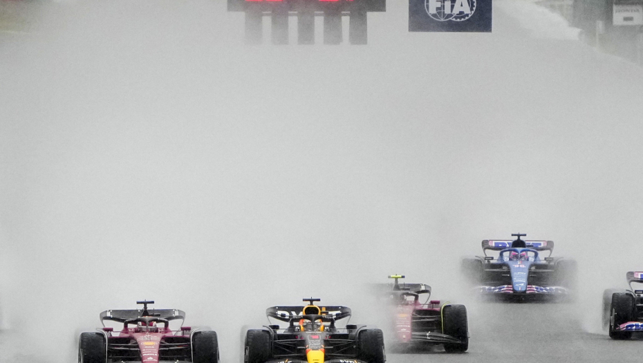 UŽASNA SCENA U FORMULI 1 Traktor se pojavio na stazi, vozač poludeo: Šta vam je ljudi, mogao sam da poginem (VIDEO)