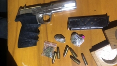 POLICIJA UPALA U STAN MLADIĆA I PRONAŠLA ORUŽJE I DROGU Hapšenje u Sremskoj Mitrovici