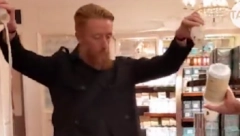 DA LI STE POLUDELI? Prosipaju mleko po podu supermarketa (VIDEO)