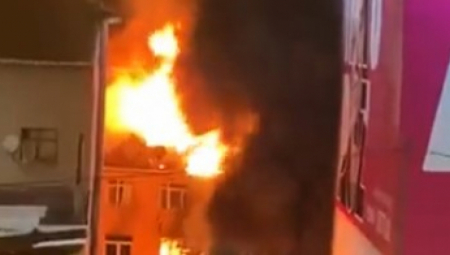 EKSPLOZIJA U ZGRADI UBILA TROJE Vatreni pakao guta trospratnicu, hitne službe na licu mesta (VIDEO)