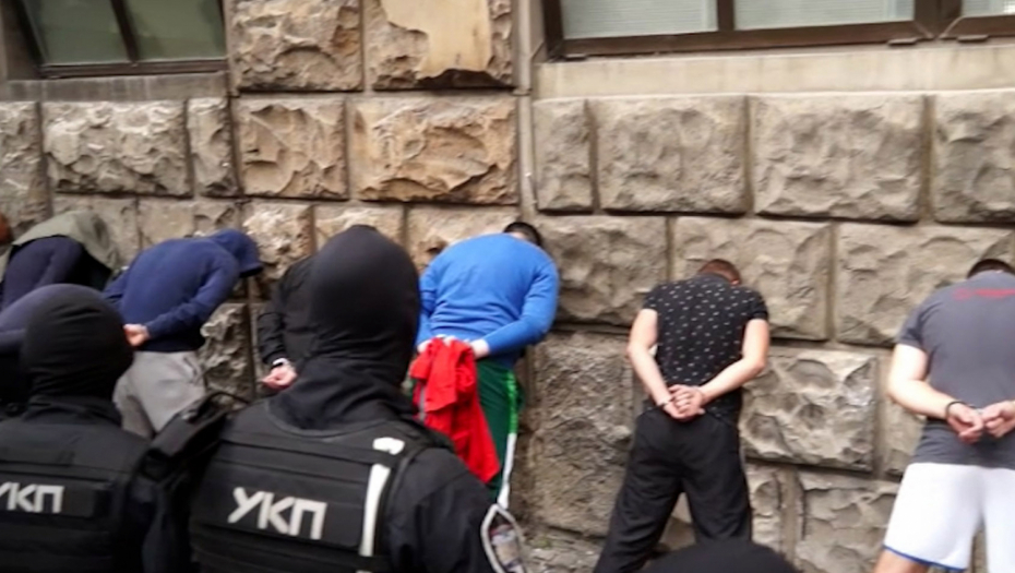 PRIVEDENI ZBOG  NAPADA NA POLICIJU TOKOM PRAJDA U velikoj akcji MUP-a uhapšeno nekoliko desetina muškaraca (FOTO)