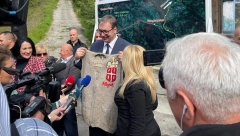 VUČIĆ OD MEŠTANKE IZ DEVIĆA DOBIO POKLON Predsednik se oduševio ručno pletenim džemperom (FOTO)