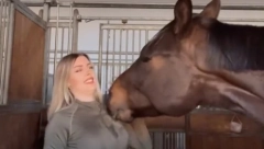 SNIMAK NASMEJAO SVET Prišla da pomazi konja, pa umalo ostala potpuno naga (VIDEO)