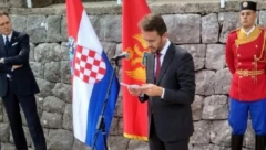 NOVA BRUKA CG VLASTI: U Morinju postavili tablu na kojoj piše "VELIKOSRPSKA AGRESIJA NA HRVATSKU" meštani blokirali put (FOTO)