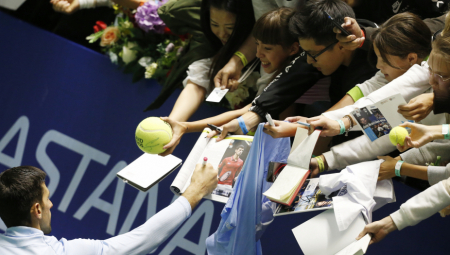 VELIKO SRCE NOVAKA ĐOKOVIĆA Nole najvernijem navijaču poklonio vredan suvenir, Kazahstanac se ne odvaja od njega ni kad spava (VIDEO)