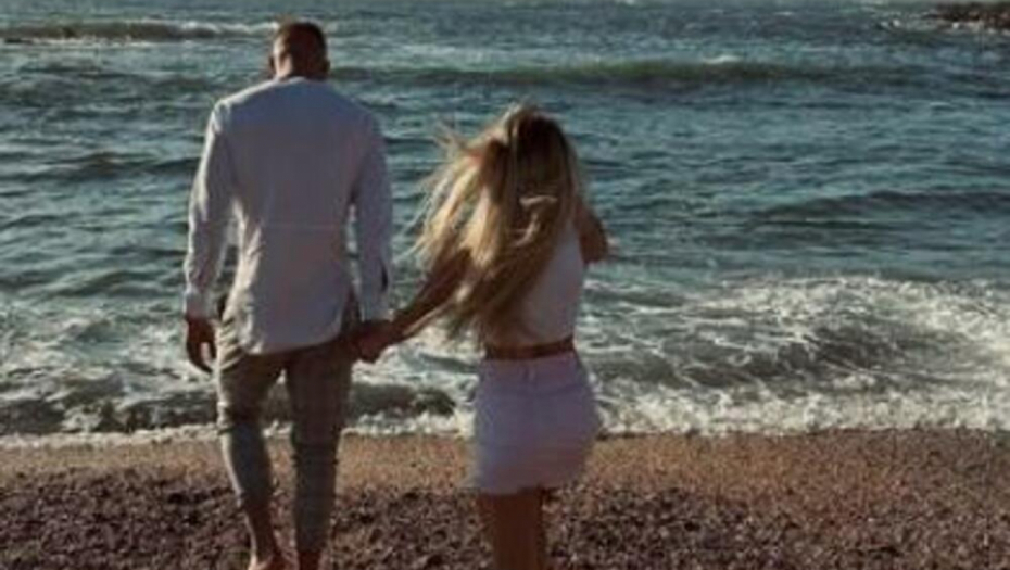 POZNATA PEVAČICA POTVRDILA VEZU SA REPREZENTATIVCEM Uživaju u ljubavi, emotivne fotke sa plaže sve oduševile (FOTO)
