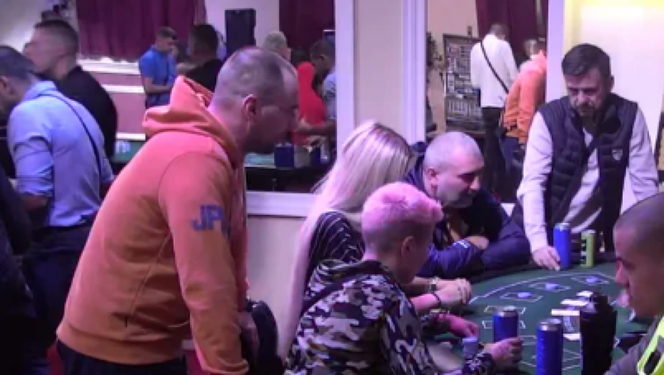 DOKLE ĆE DA ĆUTE Aleks Nikolić u stopu prati Zvezdana Slavnića, dok misli da je niko ne vidi