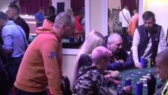DOKLE ĆE DA ĆUTE Aleks Nikolić u stopu prati Zvezdana Slavnića, dok misli da je niko ne vidi