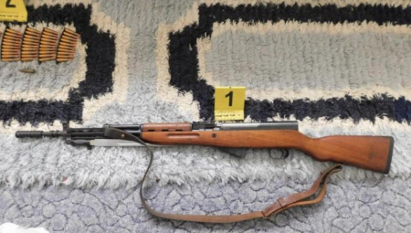 CRNOGORAC PAO NA PRELAZU JABUKA U kolima krio lovačku pušku, a carinici se šokirali kad je izuo čizme!