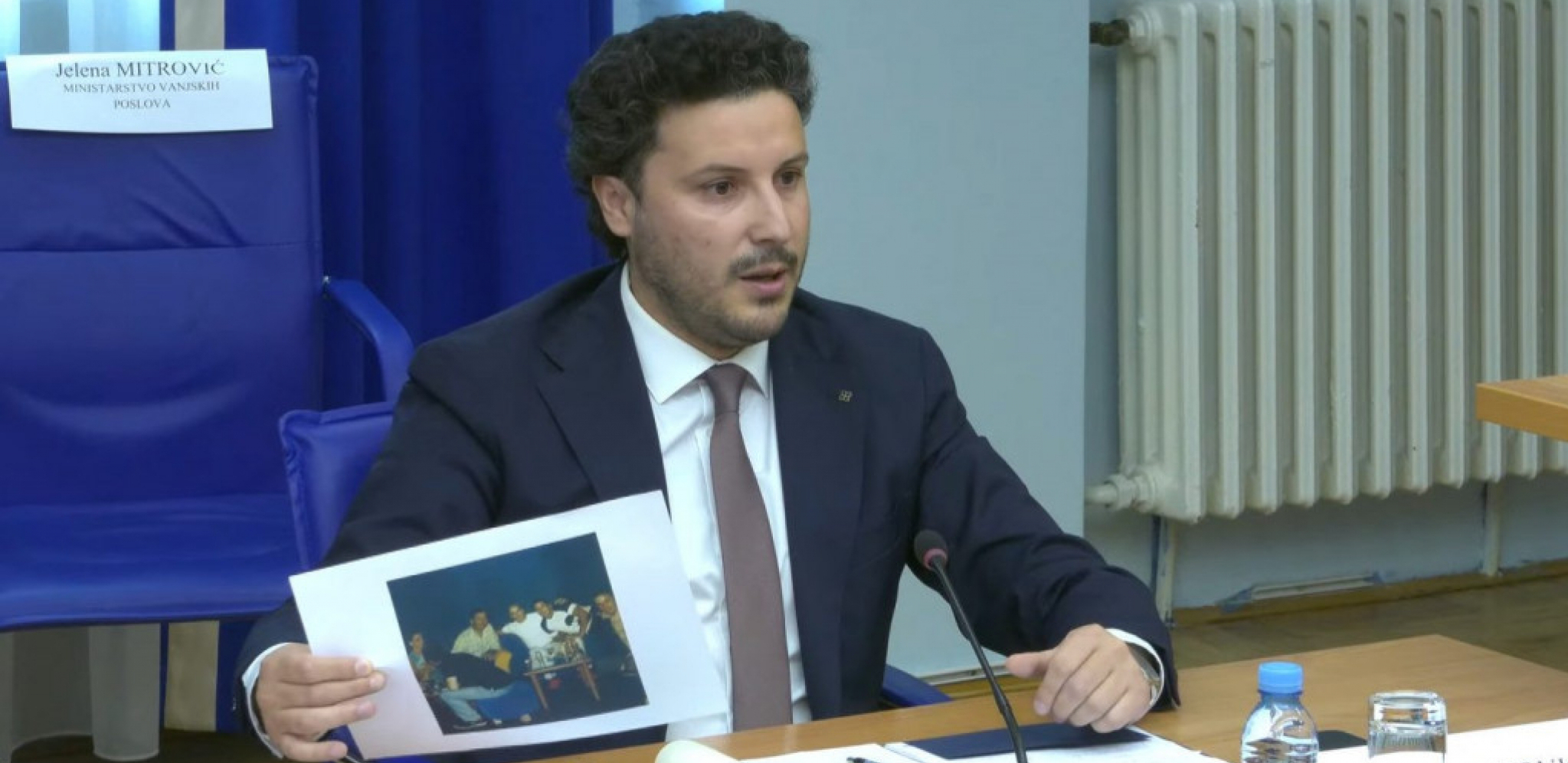 (FOTO) MILO ĐUKANOVIĆ SA "ŠKALJARCIMA": Abazović pokazao fotografiju na sednici odbora za bezbednost