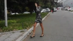 "DA LI IZGLEDAM KAO DA SAM PRETUČENA" Čedina žena ispred policijske stanice na Novom Beogradu, evo šta je rekla novinarima (VIDEO)
