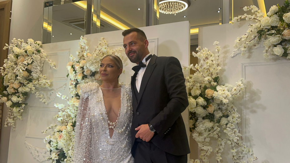 SVI SU DONELI KOVERTE! Vanja i Aleksandra skupili za stan u Beogradu, a na ovu pesmu je pevačica bacala pare