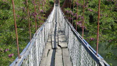 OVO JE MOST STRAVE U OVČAR BANJI Putnici prelazili preko njega na ličnu odgovornost! (FOTO/VIDEO)