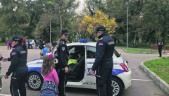 POLICAJCI SE DRUŽILI SA DECOM IZ VRTIĆA Klinci oduševljeni sirenama i vatrogasnim crevom!