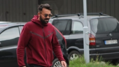 BAĆA ĆALAC PROFESIONALAC Alo! paparaco uslikao glumca sa naslednikom