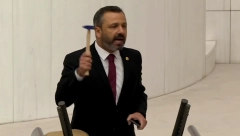 TURSKI POSLANIK OGORČEN Čekićem razlupao telefon u parlamentu (VIDEO)