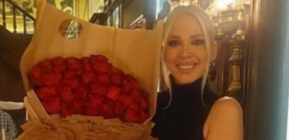 LUDA ŽURKA Milica Todorović se latila mikrofona, a svi se pitaju od koga je ovaj poklon (FOTO)