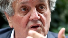 OGROMNO DVORIŠTE OGRAĐENO ZIDINAMA, A BAŠTA KAO IZ BAJKE Ovde je Radoš Bajić napravio svoju oazu mira (FOTO)