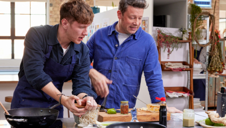 DŽEJMI OLIVER OTVORIO RESTORAN U BEOGRADU Na meniju specijaliteti po recepturi čuvenog britanskog kuvara, a evo kakve su cene